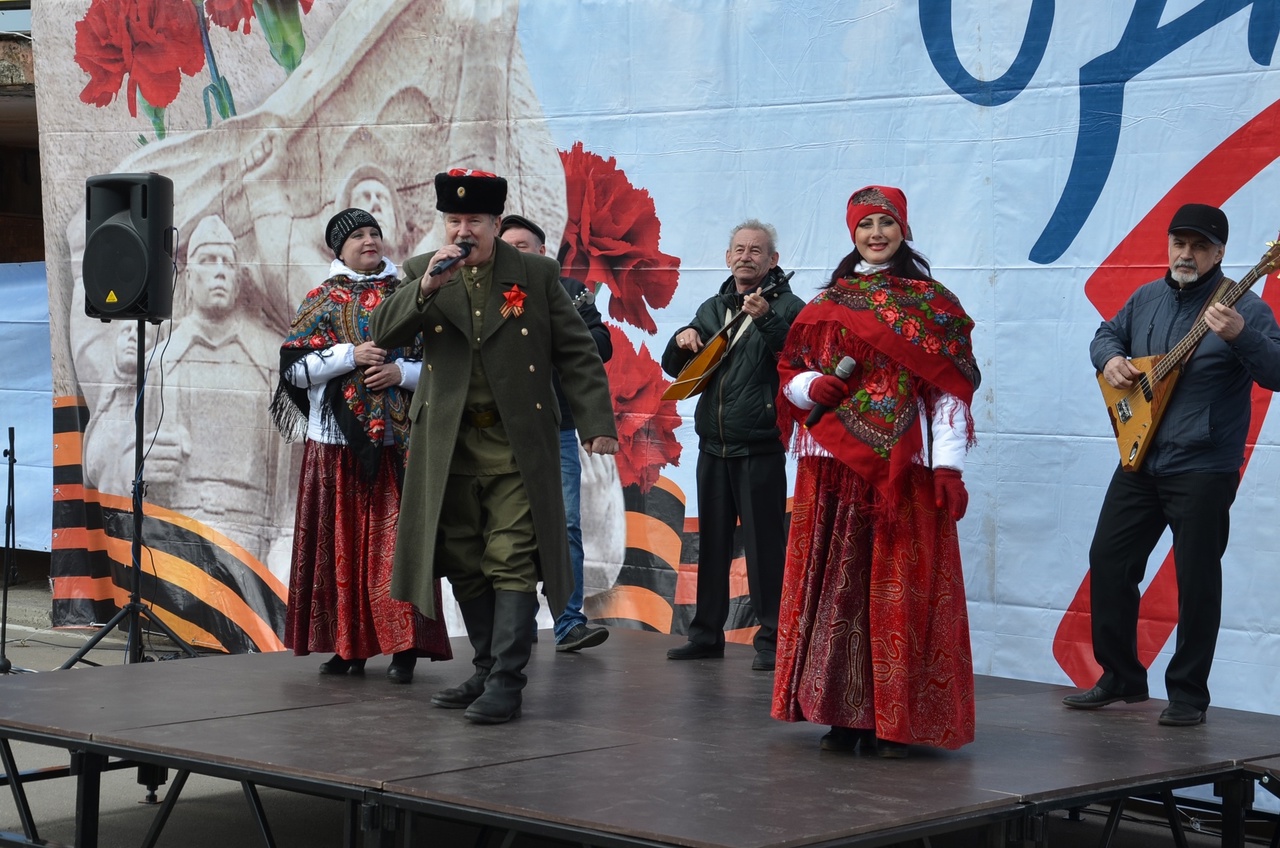 «Этих дней не смолкнет слава!»: на площадке перед КДЦ «Октябрь» прошел праздничный концерт, посвящённый празднованию Дня Победы