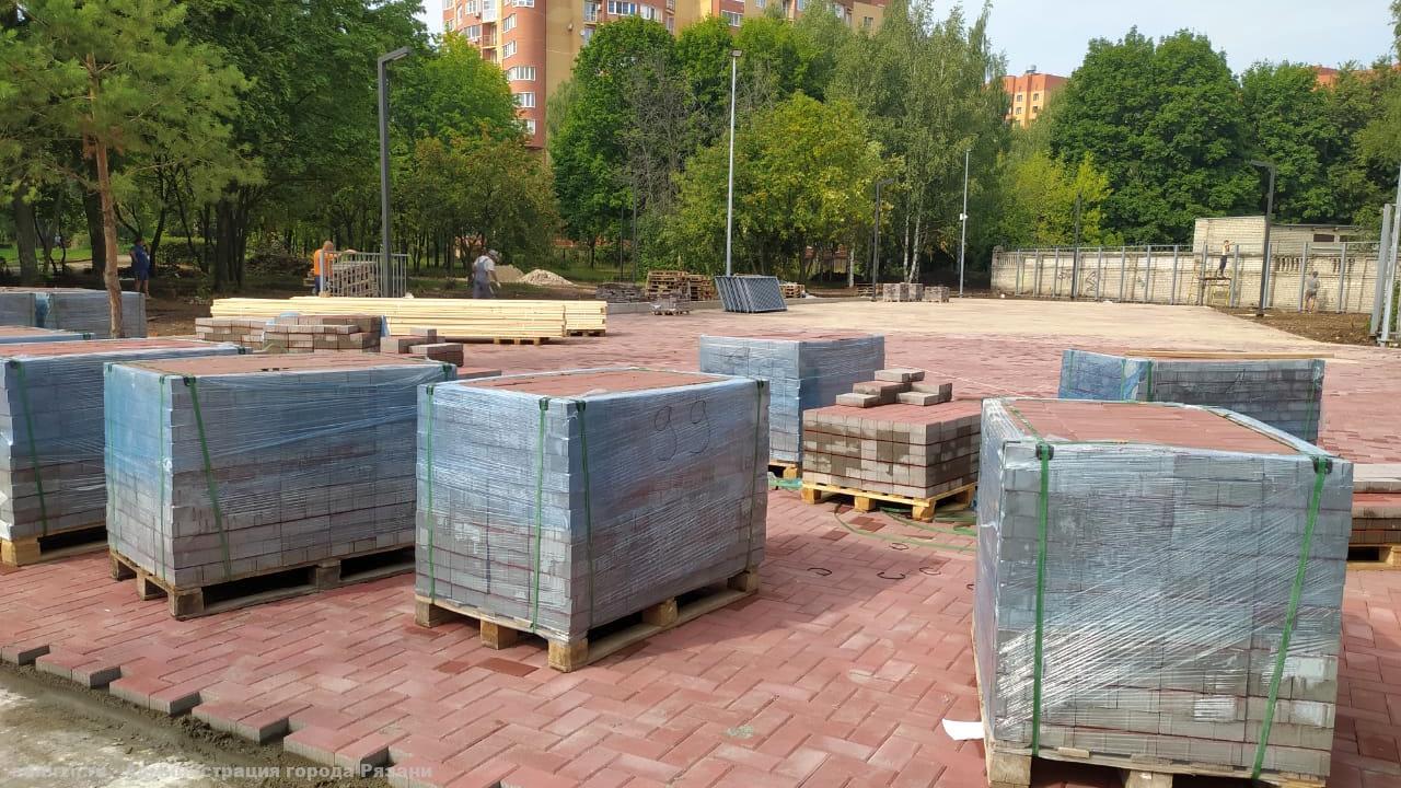 В парке Советско-Польского братства по оружию продолжается укладка тротуарной плитки на будущей площадке выставки военной техники