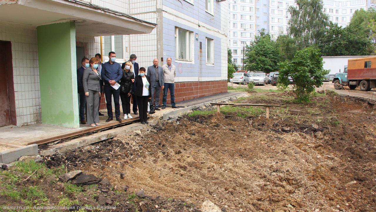 «Создание комфортной городской среды»: Елена Сорокина посетила двор на улице Бирюзова