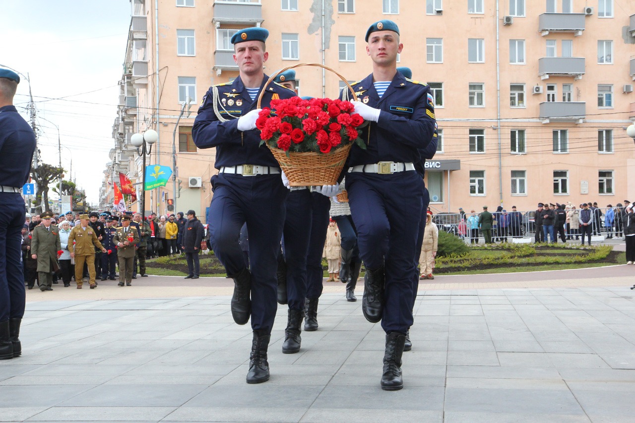 Праздник Победы в Рязани традиционно начался с возложения цветов к Вечному огню