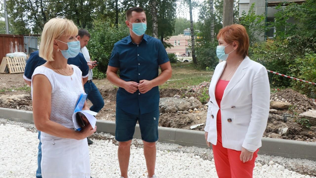 Елена Сорокина посетила дворы Московского района, где ведется благоустройство по программе комфортной городской среды